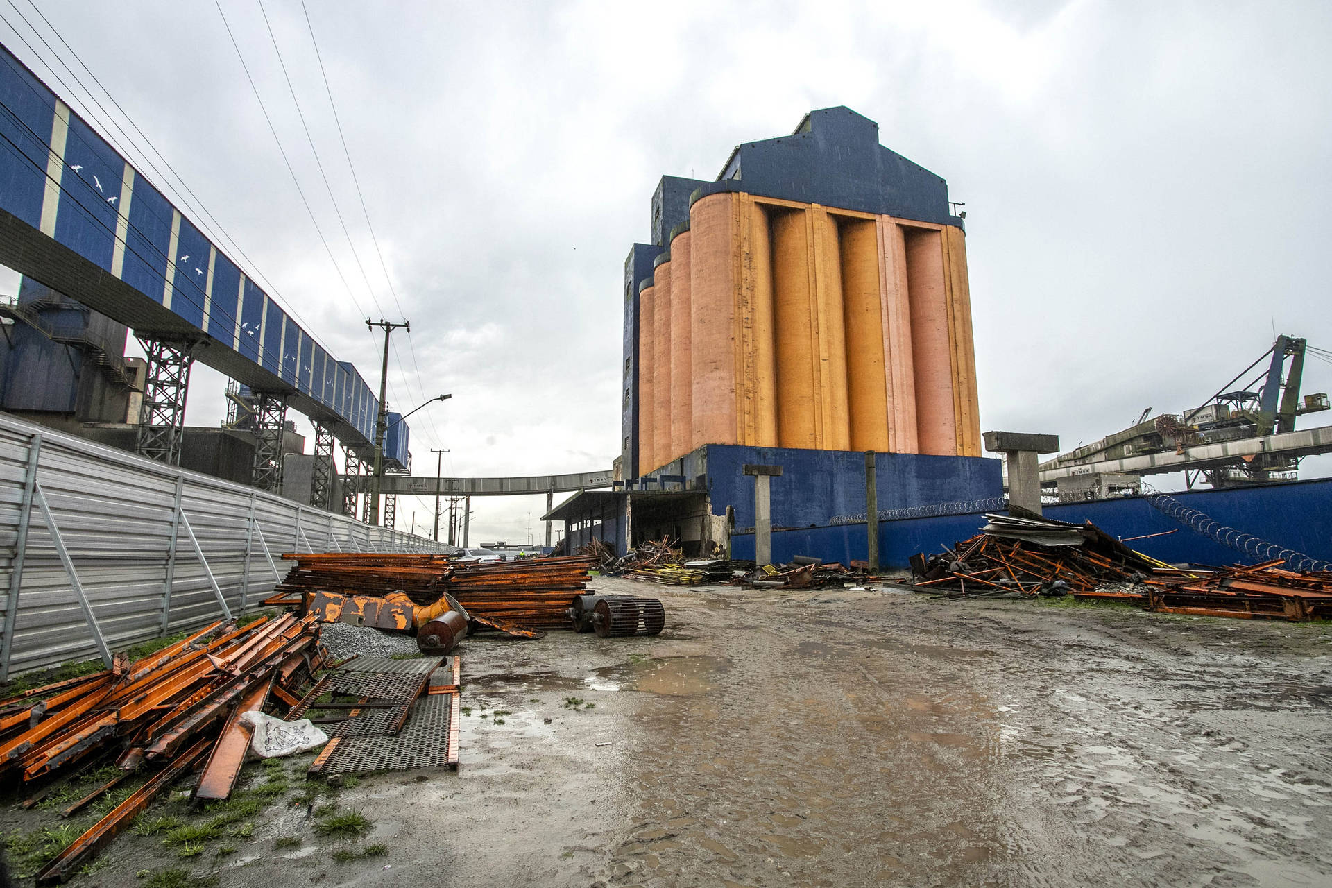 Demolição de silo obsoleto ampliará capacidade operacional do Porto de Paranaguá